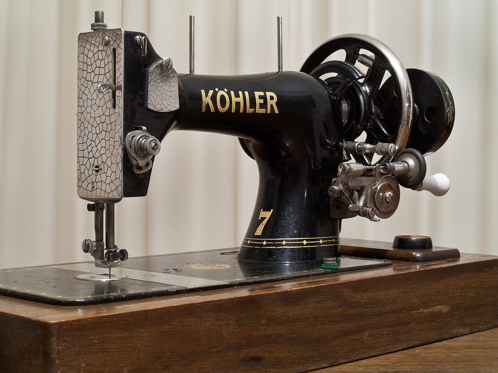 Старинная немецкая швейная машинка Köhler с ручным приводом